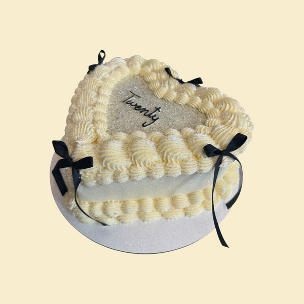 Herztorte mit schwarzen Schleifen Twenty