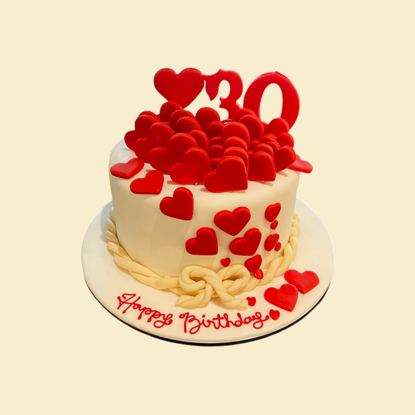 30. Geburtstagstorte in weiß mit roten Herzen