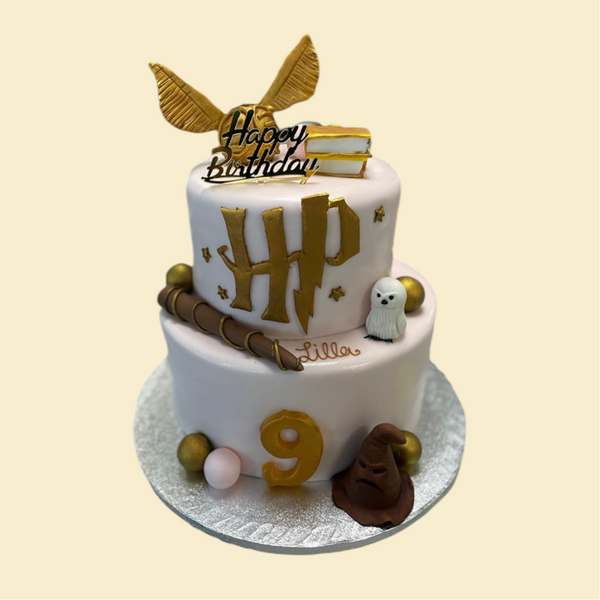 Zweistöckige Harry Potter Torte mit Schnatz, Zauberstab & Hedwig