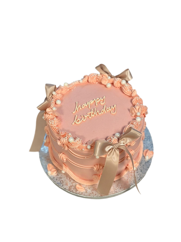 Runde Torte in Rosa mit Perlen und Schleifen