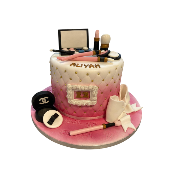 Runde Schminktorte mit Rauten und Perlen