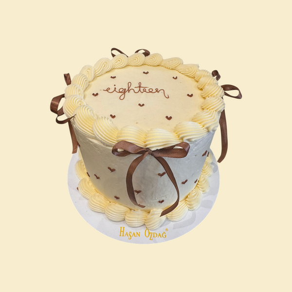 Eighteen Torte mit hellbraunen Schleifen