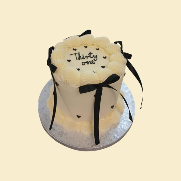 Birthday Cake „Thirty One“ – Elegante Torte mit schwarzen Schleifen