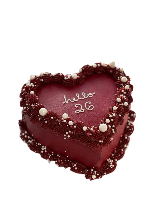 Herztorte in Bordeauxfarbe mit Perlen