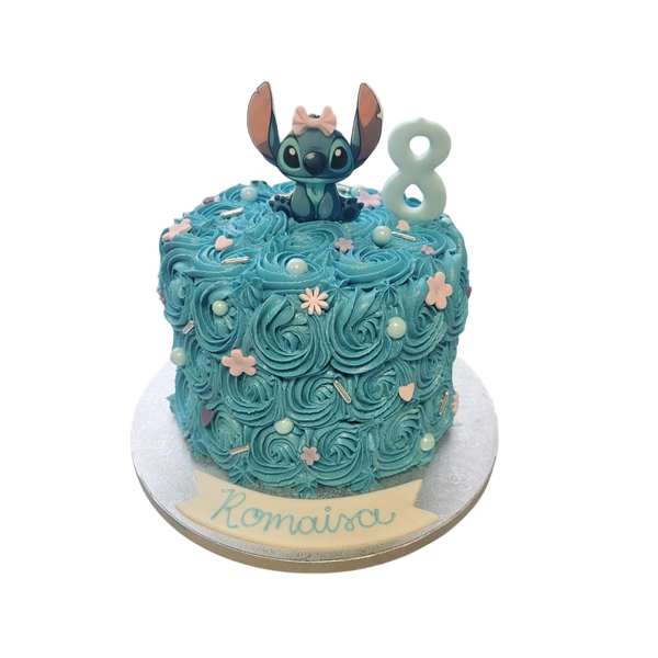 Blau dekorierte Geburtstags-Torte mit Buttercreme-Rosen, essbaren Perlen, Blüten und einer Stitch-Figur auf der Oberseite. Die Torte ist personalisiert und der Zahl 8, perfekt für einen Kindergeburtstag."