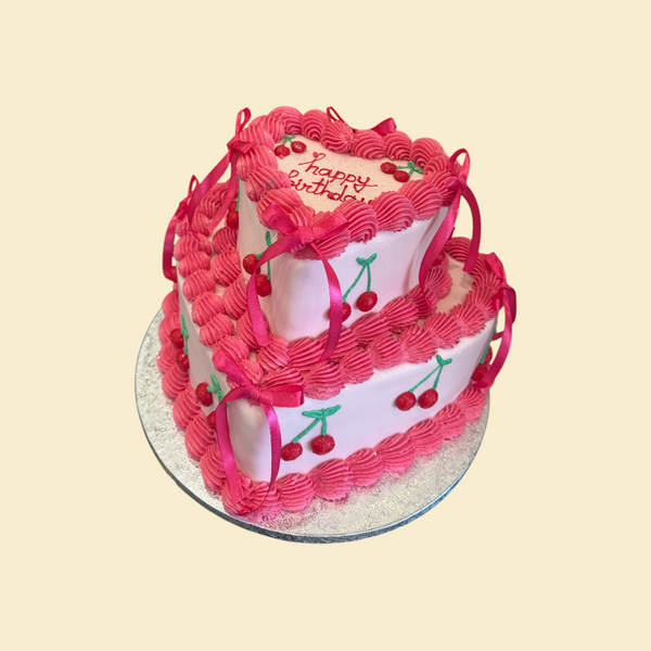 2 Stöckige Rosa Herztorte mit Kirschen