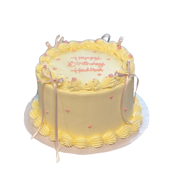 Coquette-Torte mit rosa Schleifchen und Herzen