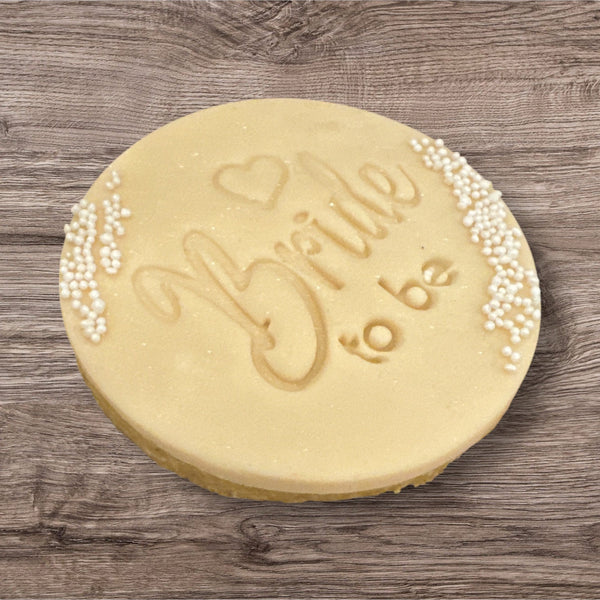 runde personalisierte  Bride to be Butterkekse mit Fondant und  Perlen