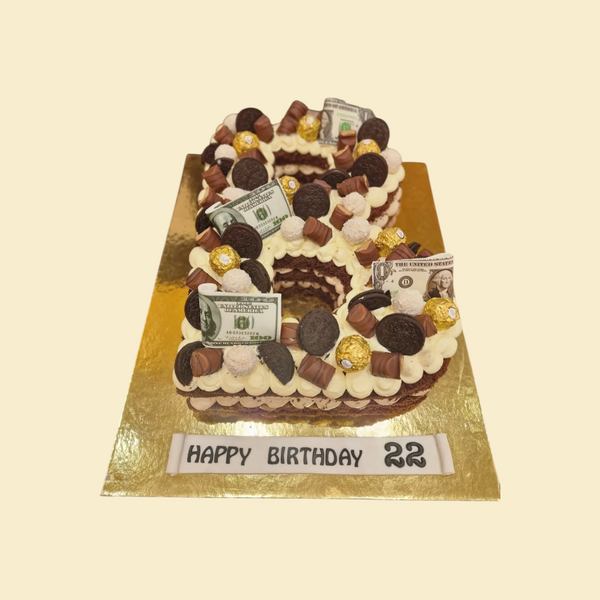 Naked Torte Buchstabe B mit Schoko Dekoration und Dollarscheinen