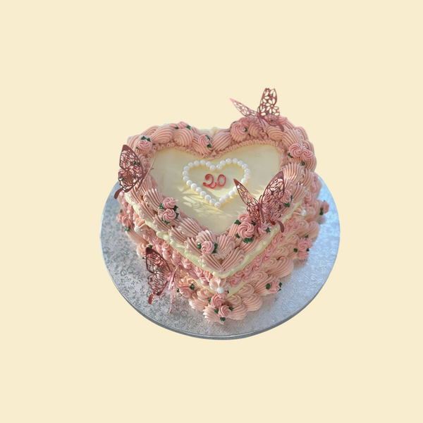 Herz Torte mit Rosa Schmetterlingen und Blümchen