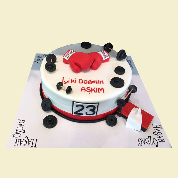 Torte mit Boxhandschuhen und Gewichten
