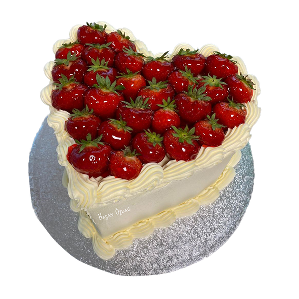 Herzförmige, weiße Coquette-Torte mit Erdbeeren