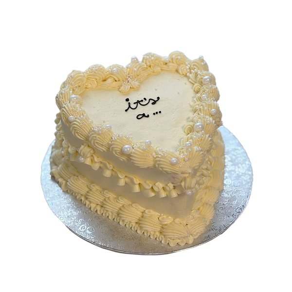 Herzförmige weiße Coquette-Torte mit Perlen für Genderreveal