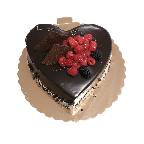 Herzförmiger Schoko-Drip-Cake mit Beeren und Schokostücken