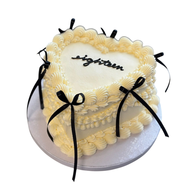 herzform Torte mit Buttercreme schwarzen Schleifen
