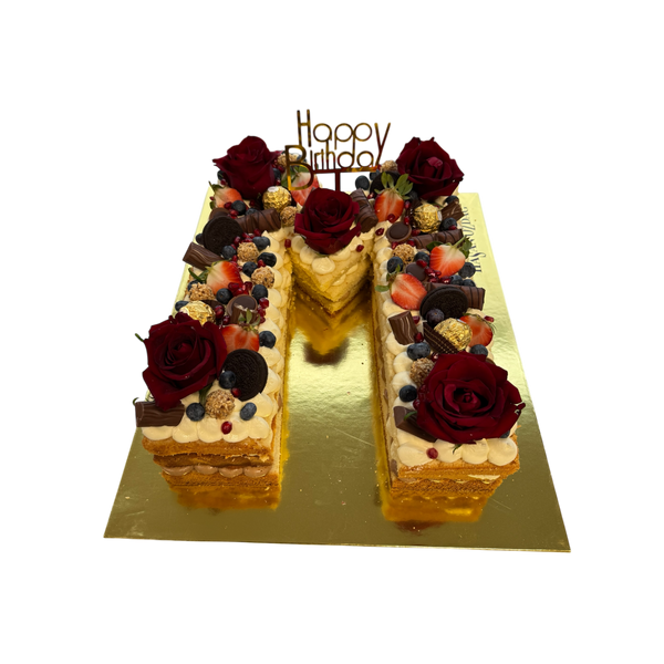 Naked Torte Buchstabe M mit Früchten, Rosen und Schokodeko