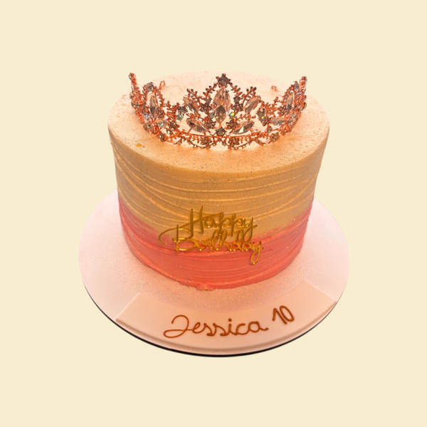 Torte in Creme Rosa mit Glitzer, Krone und Happy Birthday Aufstecker