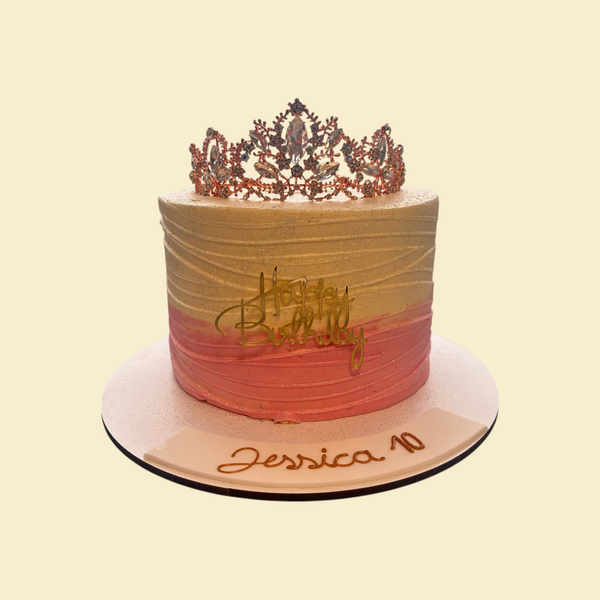 Torte in Creme Rosa mit Glitzer, Krone und Happy Birthday Aufstecker
