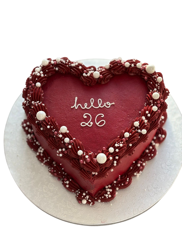 Herztorte in Bordeauxfarbe mit Perlen