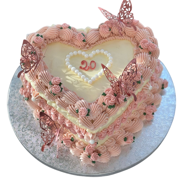 Herz Torte mit Rosa Schmetterlingen und Blümchen