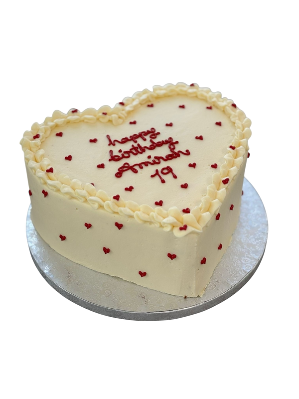 Herzförmige Torte mit Roten Herzen und Wunschtext