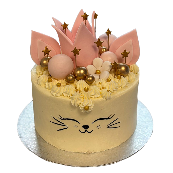 Weiße Katzentorte mit Blume, Katzengesicht, rosa Krone, goldenen Sternen und Kugeln.