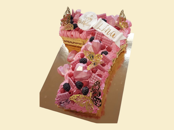 Zahl 7 als formtorte mit Beeren deko und namen