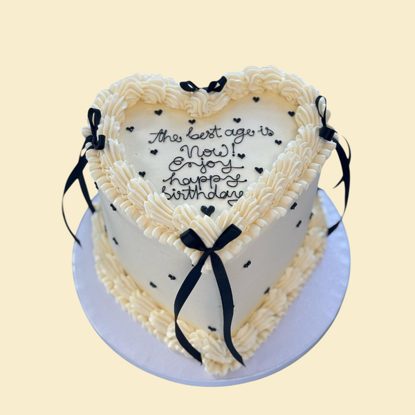 Herztorte „Happy Birthday“ mit schwarzer Schleifendeko
