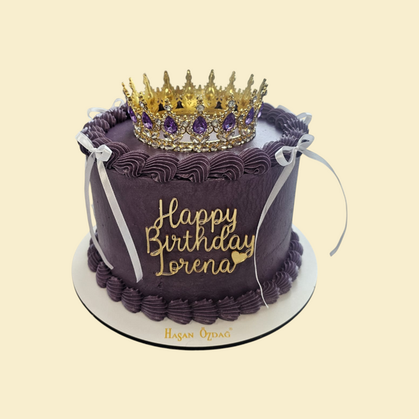 Lila Prinzessinnen-Geburtstagstorte mit goldener Krone