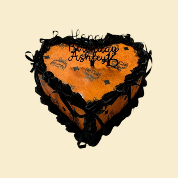 Herzförmige Designer Geburtstagstorte im MCM-Look Mit personalisiertem Topper