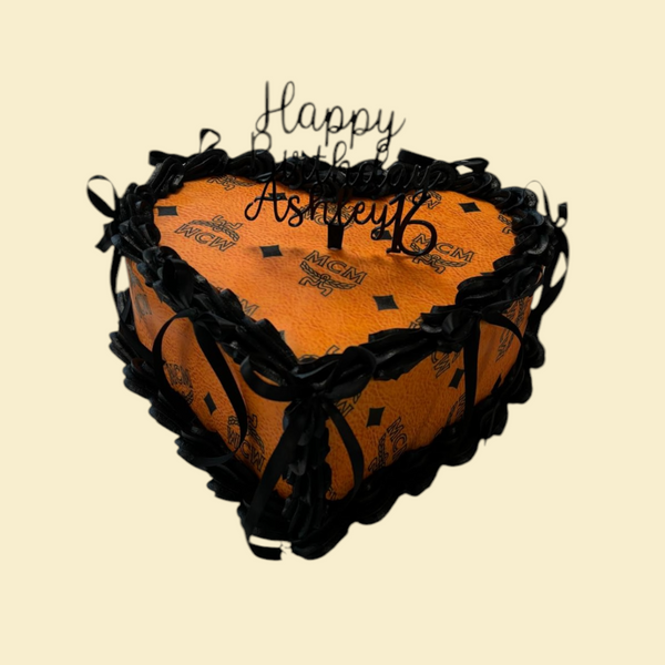 Herzförmige Designer Geburtstagstorte im MCM-Look Mit personalisiertem Topper