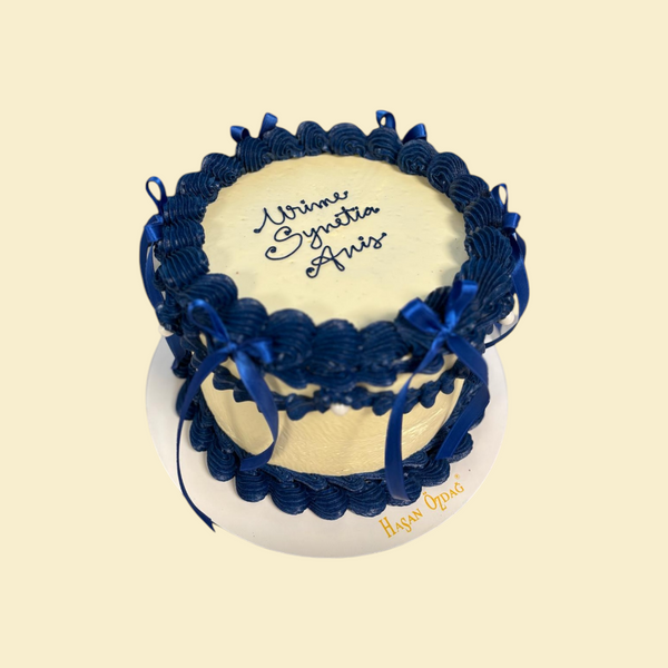 Runde Buttercreme Torte mit Blauer Spritzdeko und Schleifen