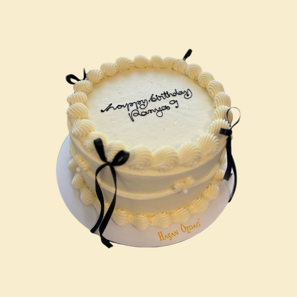 Runde Buttercreme Torte mit Schrift und Schwarzen Schleifen