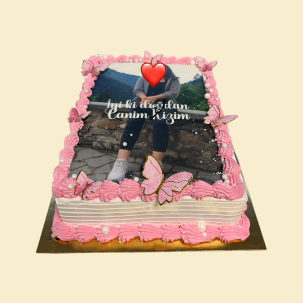 Personalisierte Fototorte mit rosa Schmetterlingen – Puddingfüllung & Sahnecreme (Krem Şanti)