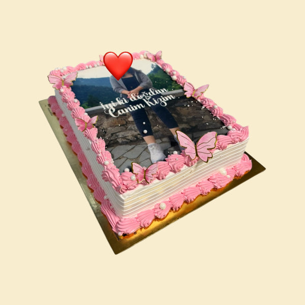 Personalisierte Fototorte mit rosa Schmetterlingen – Puddingfüllung & Sahnecreme (Krem Şanti)