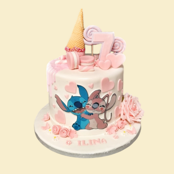 Weiße Stitch & Angel Torte mit Blumen und Eiswaffel