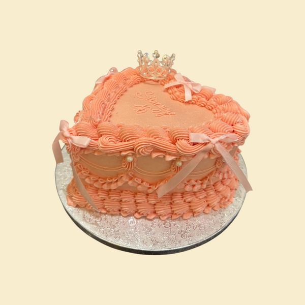 Prinzessinnen-Herztorte in Rosa mit Krönchen