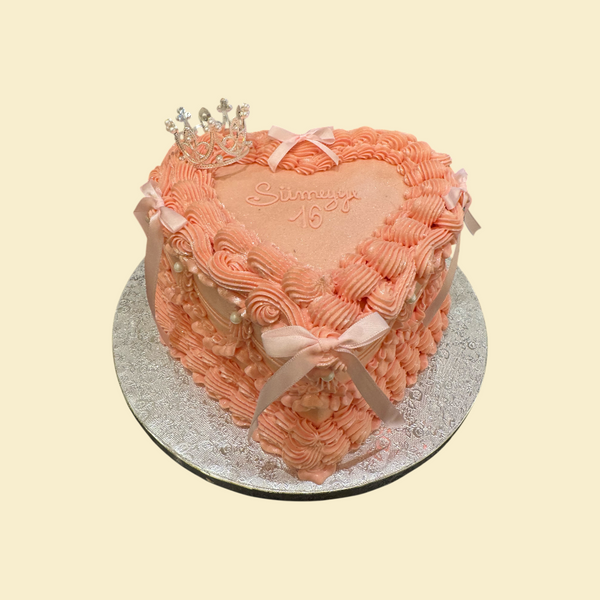 Prinzessinnen-Herztorte in Rosa mit Krönchen
