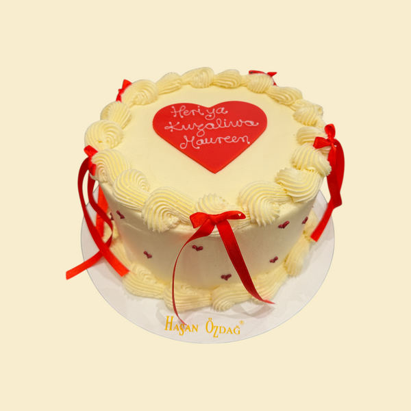 Geburtstagstorte mit Herz und roten Schleifen