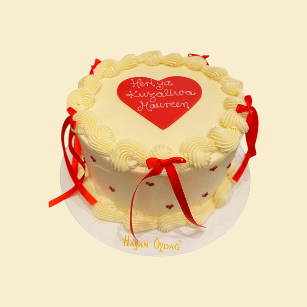 Geburtstagstorte mit Herz und roten Schleifen
