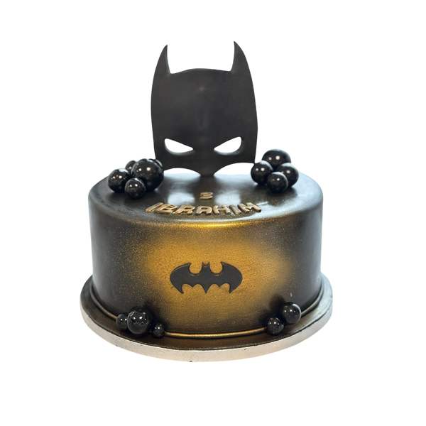 "Schwarz-goldene Superhelden-Torte mit Batman-Maske als Topper, glänzendem Airbrush-Finish und Fledermaus-Logo. Perfekt für Geburtstage und Superhelden-Fans, personalisiert mit Namen und Dekoration."