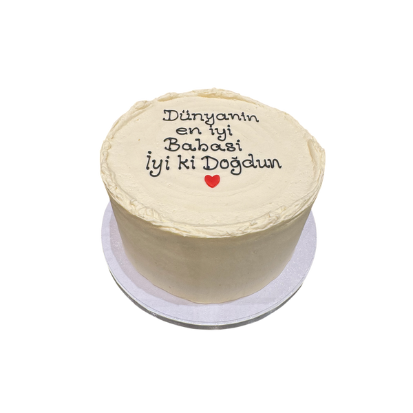 "Runde Buttercreme-Torte in schlichtem Weiß, dekoriert mit der Botschaft 'Dünyanın en iyi Babası, iyi ki Doğdun' und einem kleinen roten Herz. Perfekt für Geburtstage oder den Vatertag."