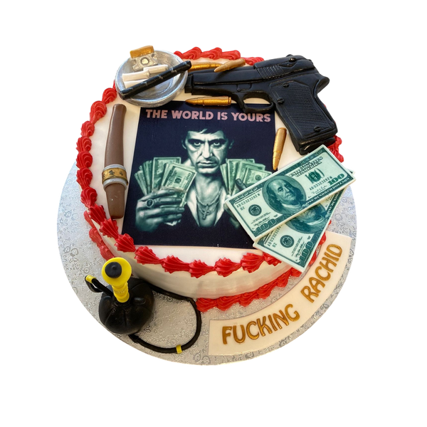 "Torte im Gangster-Stil mit roten Verzierungen, Geldscheinen, Patronen, einer Waffe, einer Zigarre und einer Shisha. Mit dem Schriftzug 'The World Is Yours' – perfekt für Fans von Luxus und Extravaganz."