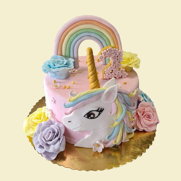 Einhorntorte mit Regenbogen und modellierten Blumen