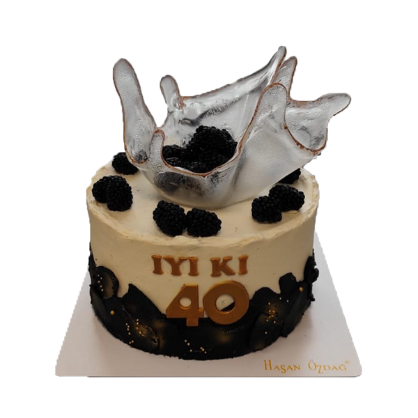 Geburtstagstorte Schwarz-Weiß mit Zucker-Kristall-Deko