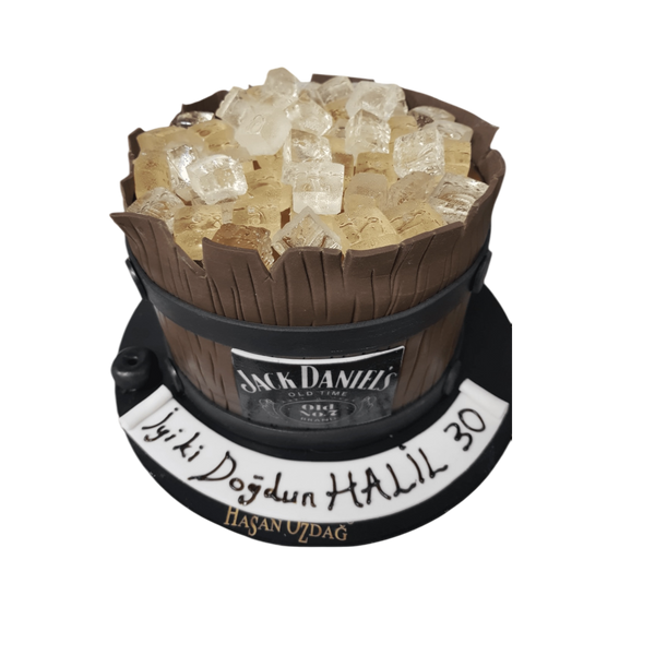 "Elegante Torte im Design eines Whiskeyfasses, verziert mit täuschend echten Eiswürfeln und dem Jack Daniel’s Logo. Perfekt für Whiskey-Liebhaber und besondere Anlässe."
