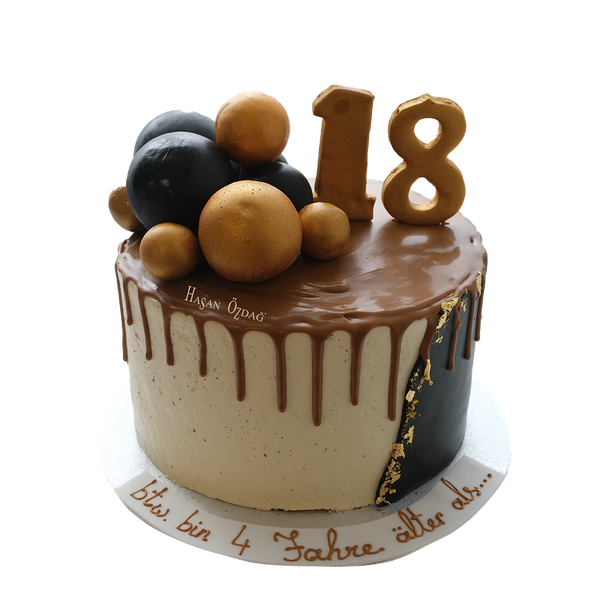 Zweifarbiger Schoko-Drip-Cake mit Blattgold und schwarz goldenen Kugeln