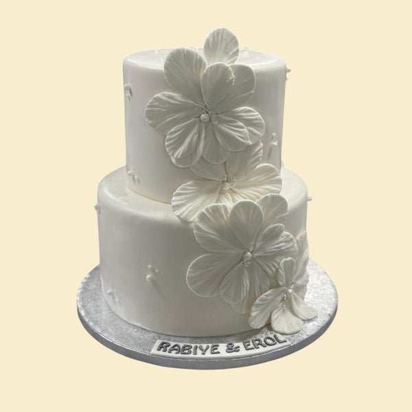 Weiße Hochzeitstorte mit Blüten – Elegante 2-stöckige Torte