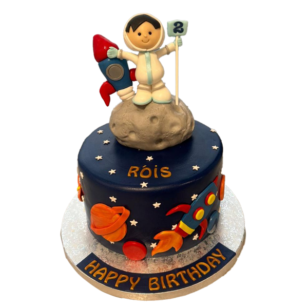 Dunkelblaue Astronautentorte mit Planeten, Raketen und Astronaut auf dem Mond