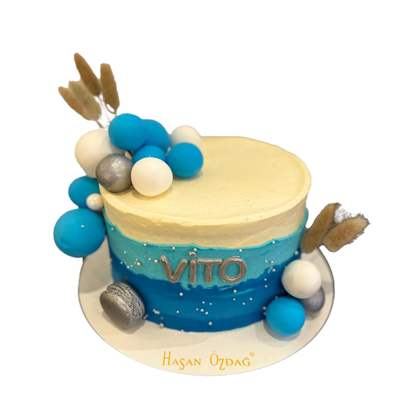 Blaue Torte mit Macarons
